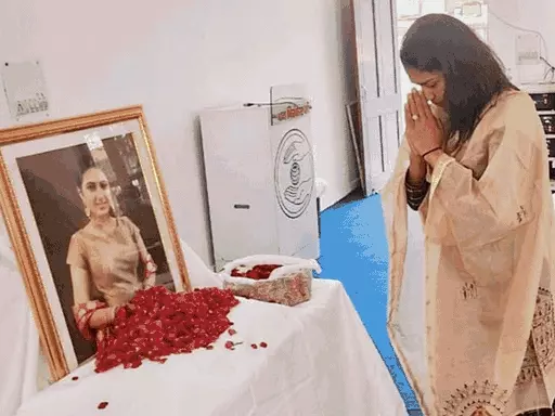 Babita Phogat pays respect to the late Suhani Bhatnagar’s parents at their house. 